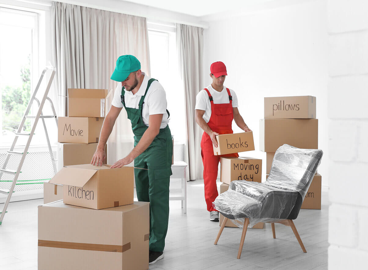 Professionals pakken dozen in en beschermen meubels om de woning verkoopklaar maken voor de makelaar.