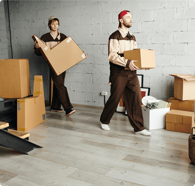 Medewerkers sjouwen dozen en inboedel; bekijk onze scherpe Tarieven Woningontruiming voor een zorgeloze oplevering in Limburg.