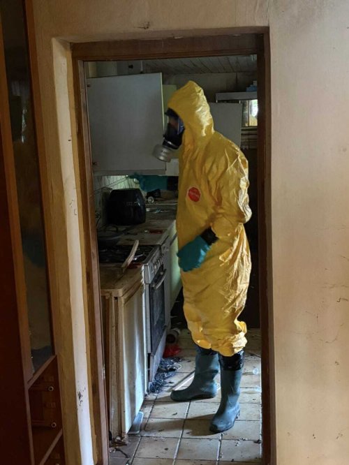 woningontruimer aan het werk bij woningontruiming lijkvinding
